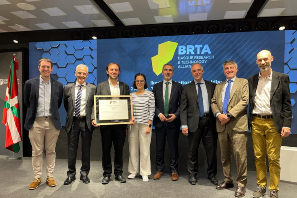 Roberto Viola receives the award for research projection from the BRTA alliance