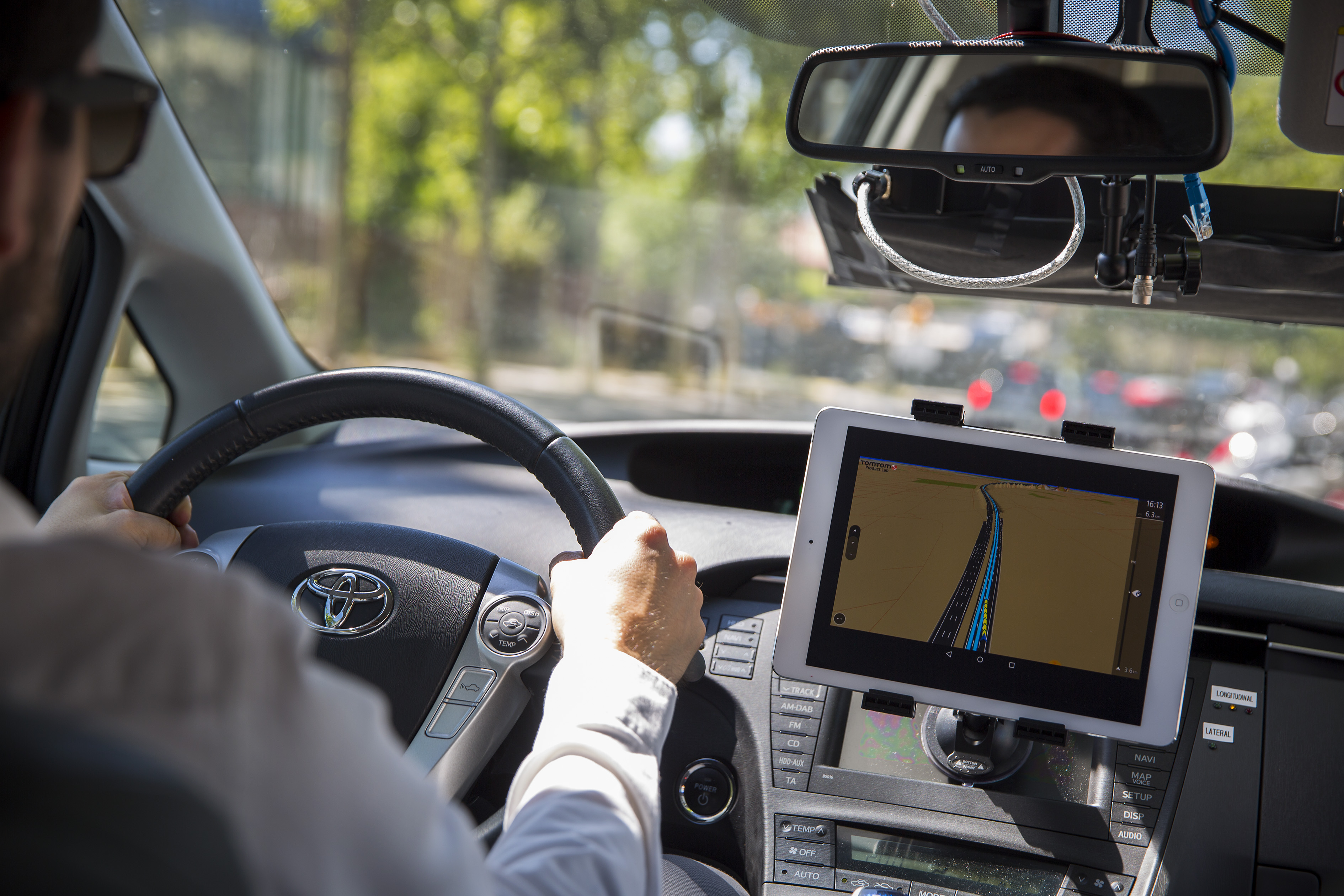 Fusión de EGNSS de bajo coste y Visión Artificial para la navegación precisa a nivel de vía y para la optimización de la generación automática de mapas